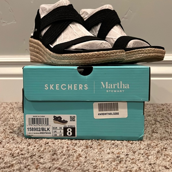 Brand Sketchers by Martha Stewart, black arch fit sandle. size 8 - Picture 2 of 9